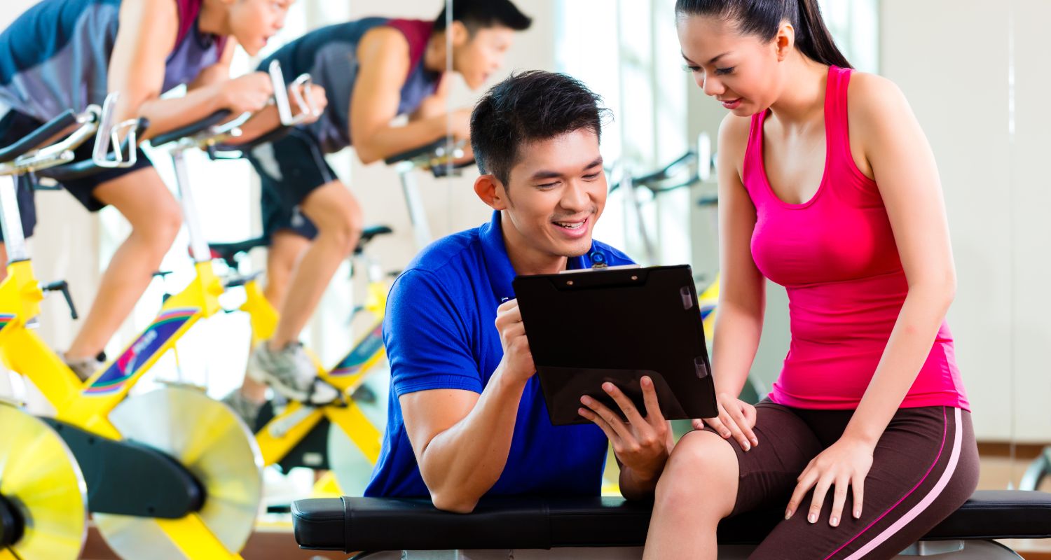 Функциональный тренинг упражнения в зале. Групповой фитнес. Тренер картинка. Повторная тренировка. Trx групповые занятия.